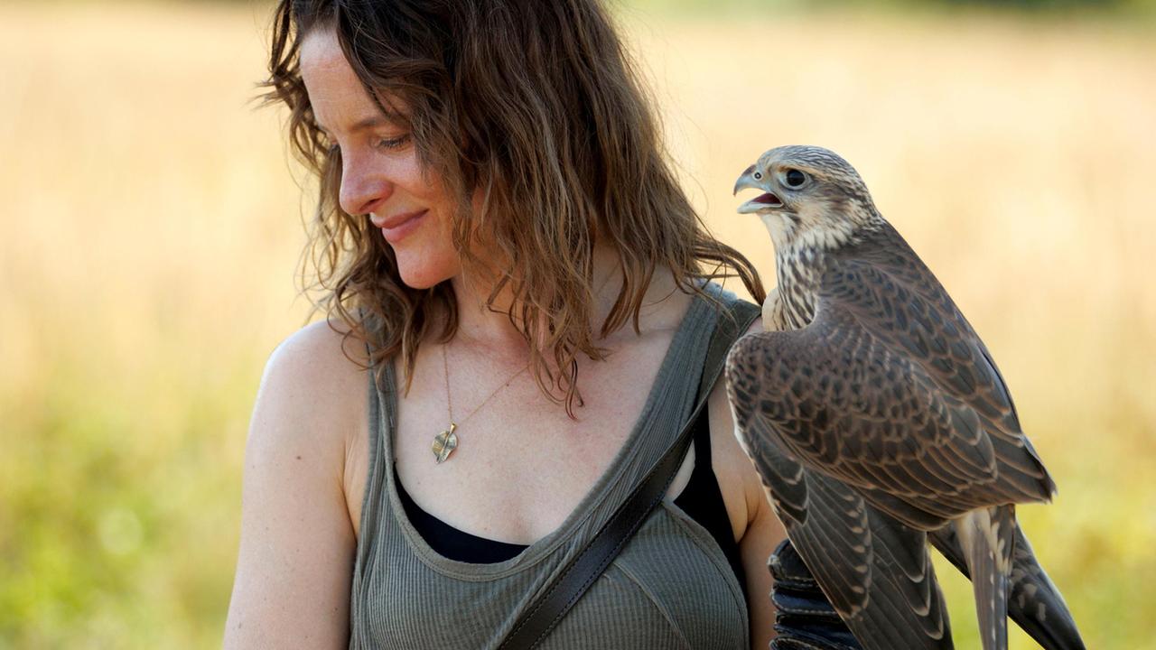 inga-ehrenberg-findet-ausgleich-in-der-falknerei-100~_v-varxl_f9d210